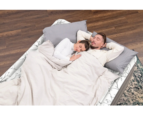 Luftbett mit zwei schlafenden Personen, Decken und Kissen