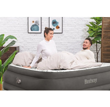 Bestway Luftmatratze mit zwei Personen im Schlafzimmer