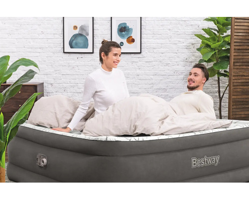 Bestway Luftmatratze mit zwei Personen im Schlafzimmer