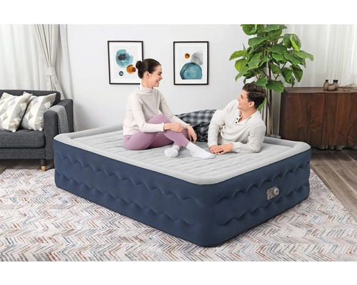Aufblasbares Gästebett mit zwei Personen im Wohnzimmer.
