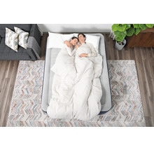Luftmatratze mit zwei Personen im Schlafzimmer