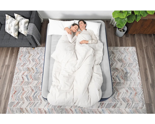 Luftmatratze mit zwei Personen im Schlafzimmer