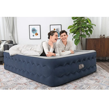 Aufblasbares Gästebett mit zwei Personen im Wohnzimmer