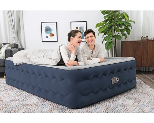 Aufblasbares Gästebett mit zwei Personen im Wohnzimmer