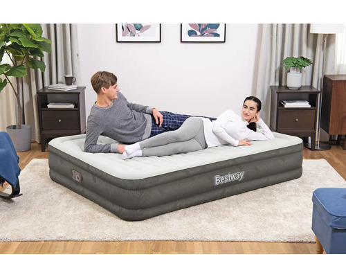 Paar entspannt auf einer Bestway Luftmatratze im Wohnzimmer.