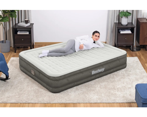 Bestway Luftmatratze mit Frau im Wohnzimmer