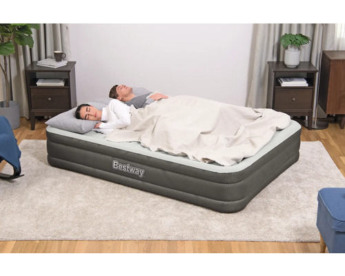 Zwei Personen schlafen auf einer grauen Bestway Luftmatratze in einem Schlafzimmer.