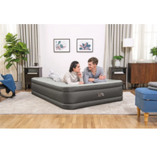 Ein Paar entspannt sich auf einem Luftbett in einem Wohnzimmer.
