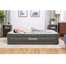 Frau liegt auf einer grauen Bestway Luftmatratze in einem Schlafzimmer.