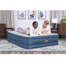 Aufblasbares Gästebett mit zwei Personen im Schlafzimmer