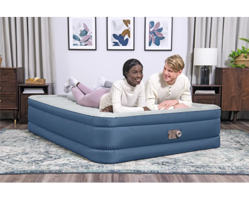 Aufblasbares Gästebett mit zwei Personen im Schlafzimmer