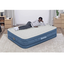 Bestway Luftmatratze mit einer darauf liegenden Person in einem Schlafzimmer