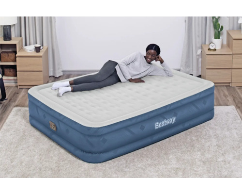 Bestway Luftmatratze mit einer darauf liegenden Person in einem Schlafzimmer