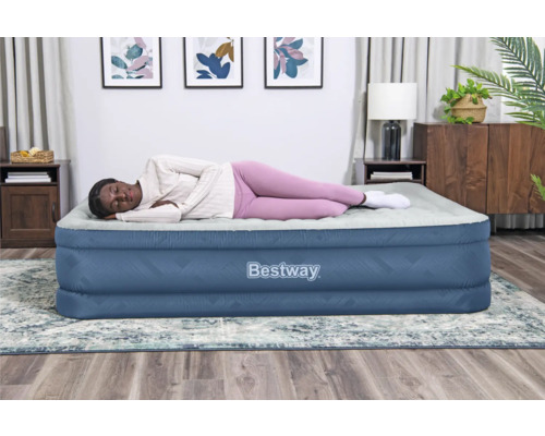 Bestway Luftmatratze im Schlafzimmer mit schlafender Person