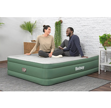 Aufblasbares Gästebett mit zwei Personen im Wohnzimmer