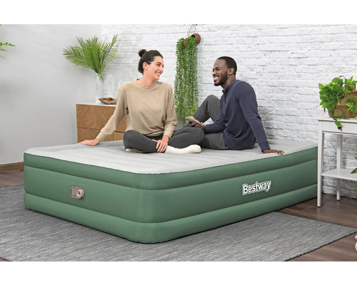 Aufblasbares Gästebett mit zwei Personen im Wohnzimmer