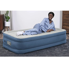 Aufblasbares Gästebett mit Dame im Schlafzimmer.