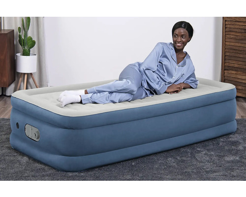 Aufblasbares Gästebett mit Dame im Schlafzimmer.