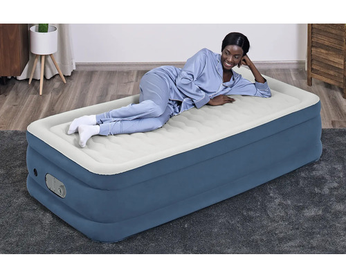 Aufblasbares Gästebett mit integrierter Pumpe und einer Frau, die darauf liegt.