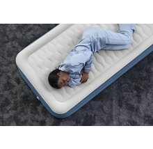 Aufblasbare Matratze mit schlafender Person auf einem Teppich