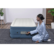 Aufblasbares Gästebett mit integrierter Pumpe, bedient von einer Frau