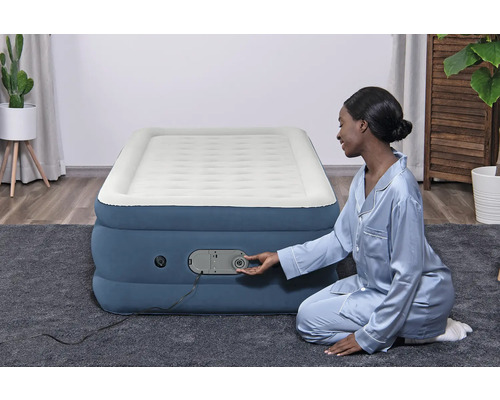 Aufblasbares Gästebett mit integrierter Pumpe, bedient von einer Frau