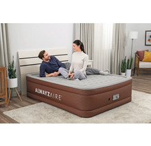 Aufblasbares Doppelbett mit integrierter Pumpe und zwei Personen darauf
