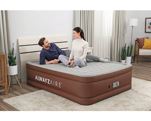 Aufblasbares Doppelbett mit integrierter Pumpe und zwei Personen darauf