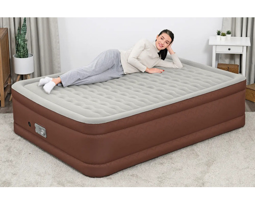 Aufblasbares Gästebett mit integrierter Pumpe und liegender Frau