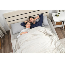 Schlafendes Paar im Bett mit Bettwäsche, Kissen und Nachttisch