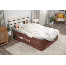 Aufblasbares Gästebett mit schlafendem Paar im Schlafzimmer.