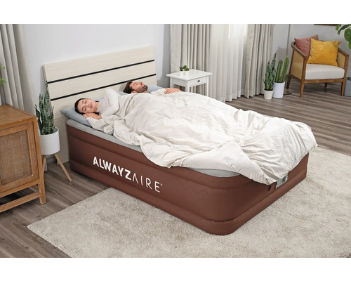 Aufblasbares Gästebett mit schlafendem Paar im Schlafzimmer.