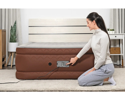 Aufblasbares Gästebett mit integrierter Pumpe im Schlafzimmer.