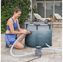 Frau schliesst Poolpumpe an Frame-Pool an
