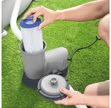 Poolfilterpumpe mit Filterkartusche wird aufgestellt.