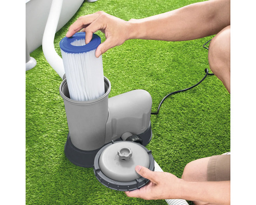 Poolfilterpumpe mit Filterkartusche wird aufgestellt.