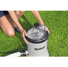Bestway Filterpumpe im Einsatz auf einer Rasenfläche.