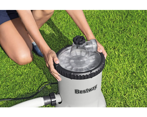 Bestway Filterpumpe im Einsatz auf einer Rasenfläche.