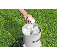 Bestway Flowclear Polysphere Filterbälle werden in ein Poolfiltersystem gegeben