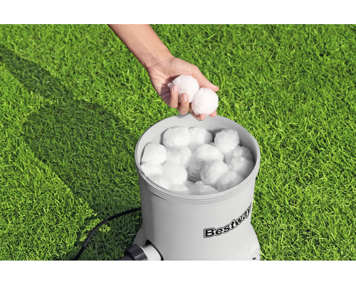 Bestway Flowclear Polysphere Filterbälle werden in ein Poolfiltersystem gegeben