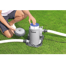 Bestway Filterpumpe beim Filterwechsel auf Rasenfläche