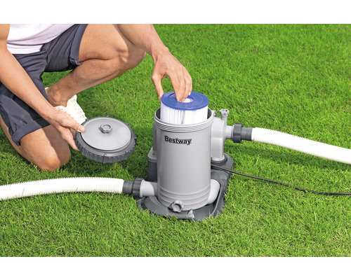 Bestway Filterpumpe beim Filterwechsel auf Rasenfläche