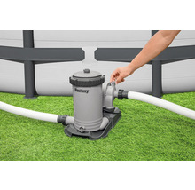 Bestway Filterpumpe für Pools im Betrieb auf Rasen