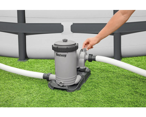 Bestway Filterpumpe für Pools im Betrieb auf Rasen