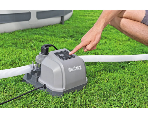Bestway Logo. Eine Person bedient eine graue Filterpumpe für einen Pool auf einer Rasenfläche.
