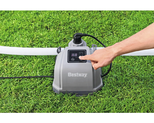 Bestway Logo auf einem Salzwasser-Chlorinator mit einem Finger, der einen Knopf drückt.