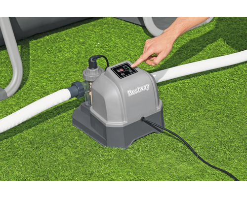 Bestway Logo auf einer Poolfilterpumpe mit digitaler Steuerung auf Rasen