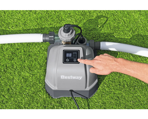 Bestway Salzwassersystem zur Poolreinigung mit Handbedienung auf Rasen