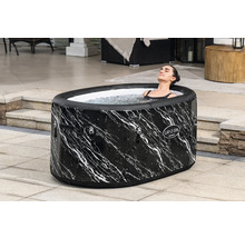 Aufblasbarer Lay-Z-Spa Ice Bath mit Marmoroptik und entspannender Frau im Freien