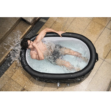 Aufblasbarer Whirlpool mit einer Person im Wasser